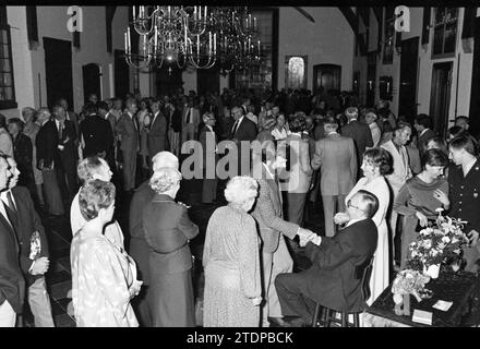 Abschiedsrat zu Hause, Gemeinderat Haarlem, Haarlem, Niederlande, 01-09-1982, Whizgle News aus der Vergangenheit, zugeschnitten auf die Zukunft. Erkunden Sie historische Geschichten, das Image der niederländischen Agentur aus einer modernen Perspektive, die die Lücke zwischen den Ereignissen von gestern und den Erkenntnissen von morgen überbrückt. Eine zeitlose Reise, die die Geschichten prägt, die unsere Zukunft prägen Stockfoto