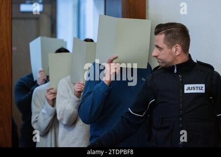 Dortmund, Deutschland. Dezember 2023. Die fünf angeklagten Polizisten betreten den Gerichtssaal des Bezirksgerichts. Hier beginnt der Prozess nach der tödlichen Erschießung eines jungen Flüchtlings durch die Polizei. Der junge Mann aus Senegal wurde am 8. August 2022 auf dem Gelände einer Jugendhilfe erschossen. Quelle: Rolf Vennenbernd/dpa/Alamy Live News Stockfoto