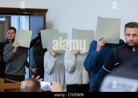 Dortmund, Deutschland. Dezember 2023. Die fünf angeklagten Polizisten betreten den Gerichtssaal des Bezirksgerichts. Hier beginnt der Prozess nach der tödlichen Erschießung eines jungen Flüchtlings durch die Polizei. Der junge Mann aus Senegal wurde am 8. August 2022 auf dem Gelände einer Jugendhilfe erschossen. Quelle: Rolf Vennenbernd/dpa/Alamy Live News Stockfoto