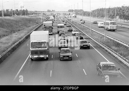 Verkehrsstau für Schiphol-Tunnel (Südseite), Menschenmassen, Straßen, Straßenbau, Straßenbau, 14-11-1983, Whizgle News aus der Vergangenheit, zugeschnitten auf die Zukunft. Erkunden Sie historische Geschichten, das Image der niederländischen Agentur aus einer modernen Perspektive, die die Lücke zwischen den Ereignissen von gestern und den Erkenntnissen von morgen überbrückt. Eine zeitlose Reise, die die Geschichten prägt, die unsere Zukunft prägen Stockfoto