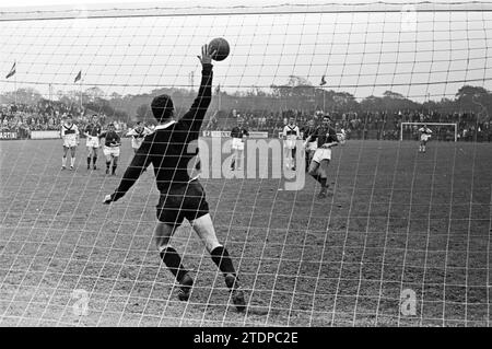 VSV - SHS, Fußball, 24.09.1961, Whizgle News from the Past, maßgeschneidert für die Zukunft. Erkunden Sie historische Geschichten, das Image der niederländischen Agentur aus einer modernen Perspektive, die die Lücke zwischen den Ereignissen von gestern und den Erkenntnissen von morgen überbrückt. Eine zeitlose Reise, die die Geschichten prägt, die unsere Zukunft prägen Stockfoto