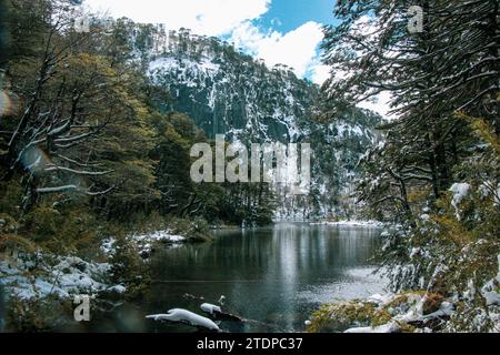 Wunderschöner See im Huerquehue Nationalpark Stockfoto