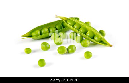 Hülsen mit frischen Erbsen auf weißem Hintergrund Stockfoto