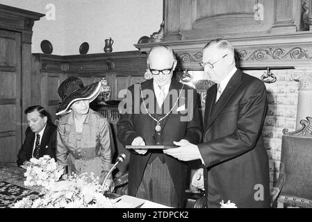 Abschied Bürgermeister Nawijn Juwel. Zandvoort, Bürgermeister, 30-06-1977, Whizgle News aus der Vergangenheit, zugeschnitten auf die Zukunft. Erkunden Sie historische Geschichten, das Image der niederländischen Agentur aus einer modernen Perspektive, die die Lücke zwischen den Ereignissen von gestern und den Erkenntnissen von morgen überbrückt. Eine zeitlose Reise, die die Geschichten prägt, die unsere Zukunft prägen Stockfoto