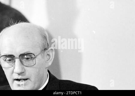 Porträt des Mgr. Bomers neuer Bischof Haarlem, Personen R. K. und Protestant, römisch-katholische Kirche, Haarlem, Niederlande, 21-10-1983, Whizgle News aus der Vergangenheit, zugeschnitten auf die Zukunft. Erkunden Sie historische Geschichten, das Image der niederländischen Agentur aus einer modernen Perspektive, die die Lücke zwischen den Ereignissen von gestern und den Erkenntnissen von morgen überbrückt. Eine zeitlose Reise, die die Geschichten prägt, die unsere Zukunft prägen Stockfoto