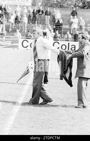 Football HFC Haarlem - NEC, Haarlem, Niederlande, 04-05-1980, Whizgle News from the Past, Tailored for the Future. Erkunden Sie historische Geschichten, das Image der niederländischen Agentur aus einer modernen Perspektive, die die Lücke zwischen den Ereignissen von gestern und den Erkenntnissen von morgen überbrückt. Eine zeitlose Reise, die die Geschichten prägt, die unsere Zukunft prägen Stockfoto