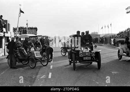 Demonstration und Rennen von antiken Autos auf der Rennstrecke, Zandvoort, 00-00-1962, Whizgle News from the Past, maßgeschneidert für die Zukunft. Erkunden Sie historische Geschichten, das Image der niederländischen Agentur aus einer modernen Perspektive, die die Lücke zwischen den Ereignissen von gestern und den Erkenntnissen von morgen überbrückt. Eine zeitlose Reise, die die Geschichten prägt, die unsere Zukunft prägen Stockfoto