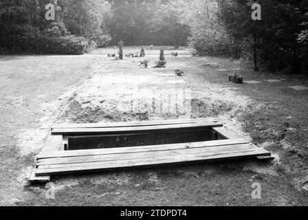 Offenes Grab auf dem Friedhof, 00-06-1988, Whizgle News aus der Vergangenheit, zugeschnitten auf die Zukunft. Erkunden Sie historische Geschichten, das Image der niederländischen Agentur aus einer modernen Perspektive, die die Lücke zwischen den Ereignissen von gestern und den Erkenntnissen von morgen überbrückt. Eine zeitlose Reise, die die Geschichten prägt, die unsere Zukunft prägen Stockfoto