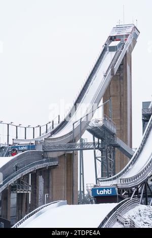 Großer Hügel im Lahti Skisprungschanze Stadion. Lahti, Finnland. Dezember 2023. Stockfoto