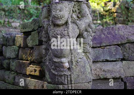 Die Ruine des Gambar-Feuchttempels. Der Gambar Wetan Tempel wurde während des Majapahit-Königreichs nach der Herrschaft von Hayam Wuruk errichtet Stockfoto