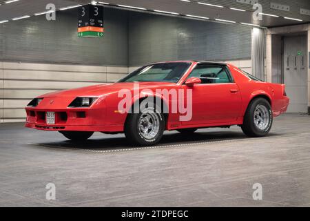 Bilbao, Spanien-11. November 2023: 1983 Chevrolet Camaro Z28 (dritte Generation Camaro) im Parkhaus Stockfoto