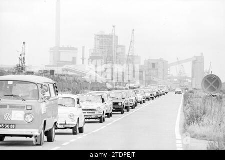 Massen nach Velsertunnel Unfall, Velsertunnel, 11-08-1978, Whizgle News aus der Vergangenheit, zugeschnitten auf die Zukunft. Erkunden Sie historische Geschichten, das Image der niederländischen Agentur aus einer modernen Perspektive, die die Lücke zwischen den Ereignissen von gestern und den Erkenntnissen von morgen überbrückt. Eine zeitlose Reise, die die Geschichten prägt, die unsere Zukunft prägen Stockfoto