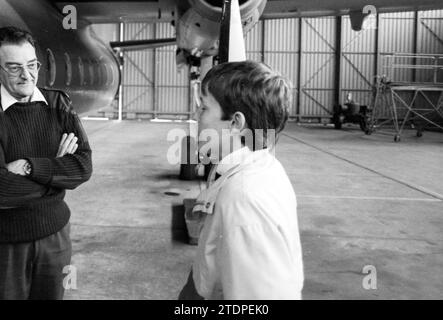 René van de Hulst bei der Soesterberg Air Force, Air Force and Alarm, Soesterberg, 28-06-1984, Whizgle News from the Past, Tailored for the Future. Erkunden Sie historische Geschichten, das Image der niederländischen Agentur aus einer modernen Perspektive, die die Lücke zwischen den Ereignissen von gestern und den Erkenntnissen von morgen überbrückt. Eine zeitlose Reise, die die Geschichten prägt, die unsere Zukunft prägen Stockfoto