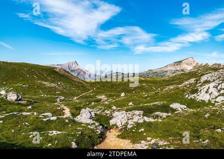 Sommermorgen in der Berggruppe des Senes in den Dolomiten mit niedrigeren mosrbedeckten Hügeln und mehr felsigen Gipfeln im Hintergrund Stockfoto