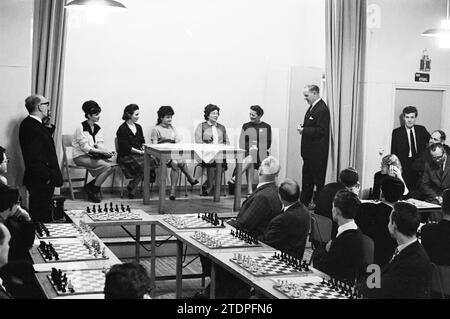 Five Ladies from Hoogoven Chess Tournament - Leser IJmuider Courant, Chess, 22-01-1965, Whizgle News from the Past, maßgeschneidert für die Zukunft. Erkunden Sie historische Geschichten, das Image der niederländischen Agentur aus einer modernen Perspektive, die die Lücke zwischen den Ereignissen von gestern und den Erkenntnissen von morgen überbrückt. Eine zeitlose Reise, die die Geschichten prägt, die unsere Zukunft prägen Stockfoto