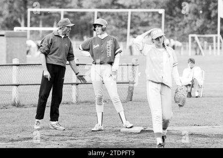 Softball: Bloemendaal-Sparks, Bloemendaal, 28.08.1992, Whizgle News from the Past, Tailored for the Future. Erkunden Sie historische Geschichten, das Image der niederländischen Agentur aus einer modernen Perspektive, die die Lücke zwischen den Ereignissen von gestern und den Erkenntnissen von morgen überbrückt. Eine zeitlose Reise, die die Geschichten prägt, die unsere Zukunft prägen Stockfoto