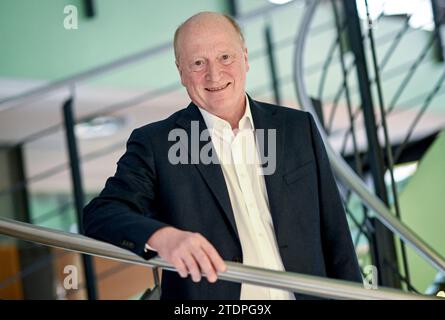 Berlin, Deutschland. Dezember 2023. Peter Dinges, Vorstandsvorsitzender der Bundesfilmkommission (FFA), am Rande eines dpa-Interviews. Quelle: Britta Pedersen/dpa/Alamy Live News Stockfoto