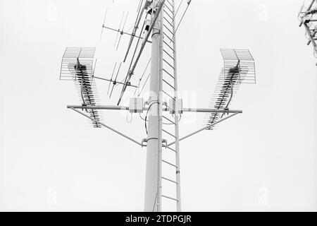 Int. v. PTT-Turm, Antennen, PTT, Postdienste, Stadtpost, 10-11-1976, Whizgle News aus der Vergangenheit, zugeschnitten auf die Zukunft. Erkunden Sie historische Geschichten, das Image der niederländischen Agentur aus einer modernen Perspektive, die die Lücke zwischen den Ereignissen von gestern und den Erkenntnissen von morgen überbrückt. Eine zeitlose Reise, die die Geschichten prägt, die unsere Zukunft prägen Stockfoto