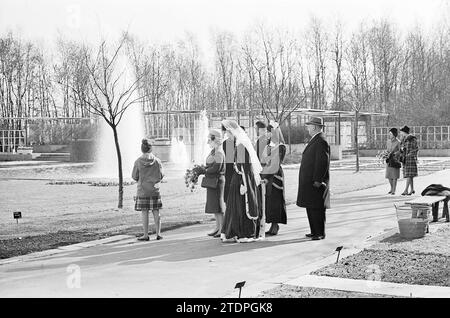 Eröffnung durch Minister Marijnen, Nachlass der Stiftung Keukenhof in Lisse, 28.03.1963, Whizgle News aus der Vergangenheit, zugeschnitten auf die Zukunft. Erkunden Sie historische Geschichten, das Image der niederländischen Agentur aus einer modernen Perspektive, die die Lücke zwischen den Ereignissen von gestern und den Erkenntnissen von morgen überbrückt. Eine zeitlose Reise, die die Geschichten prägt, die unsere Zukunft prägen Stockfoto