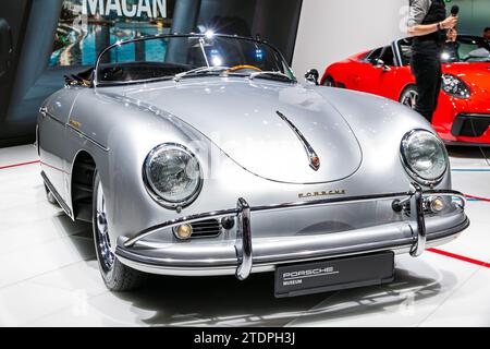 Porsche 356 Ein 1600 Super Speedster Classic 1958 Sportwagen auf dem Pariser Automobilsalon vorgestellt. Paris, Frankreich - 2. Oktober 2018. Stockfoto