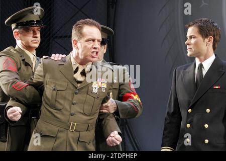 l-r: Patrick Poletti (M.P.), Jack Ellis (Colonel Nathan R. Jessup), Rob Lowe (Lt. Daniel A. Kaffee) in A SOME GOOD MEN von Aaron Sorkin im Theatre Royal Haymarket, London SW1 06/09/2005 Bühnenbild: Michael Pavelka Kostüme: Elizabeth Hope Clancy Beleuchtung: Mark Henderson Regisseur: David Esbjornson Stockfoto