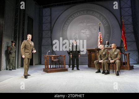 Vorn links: Jack Ellis (Oberst Nathan R. Jessup) hinten Mitte: Rob Lowe (Lieutenant Daniel A. Kaffee) rechts, l-r: Nick Court (Louden Downey), Robert D. Phillips (Richter Julius Alexander Randolph), Michael Wildman (Harold Dawson) in A SOME GOOD MEN von Aaron Sorkin im Theatre Royal Haymarket, London SW1 06/09/2005 Bühnenbild: Michael Pavelka Kostüme: Elizabeth Hope Clancy Beleuchtung: Mark Henderson Regisseur: David Esbjornson Stockfoto