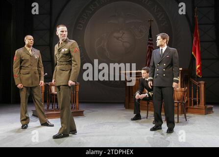 l-r: Michael Wildman (Harold Dawson), Nick Court (Louden Downey), Dan Fredenburgh (Sam Weinburg), Rob Lowe (Lt. Daniel A. Kaffee) in EINIGEN GUTEN MÄNNERN von Aaron Sorkin im Theatre Royal Haymarket, London SW1 06/09/2005 Bühnenbild: Michael Pavelka Kostüme: Elizabeth Hope Clancy Beleuchtung: Mark Henderson Regisseur: David Esbjornson Stockfoto