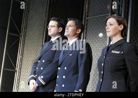 l-r: Dan Fredenburgh (Sam Weinburg), Rob Lowe (Lt. Daniel A Kaffee), Suranne Jones (Lt. Cdr. Joanne Galloway) in A FEW GOOD MEN von Aaron Sorkin im Theatre Royal Haymarket, London SW1 06/09/2005 Bühnenbild: Michael Pavelka Kostüme: Elizabeth Hope Clancy Beleuchtung: Mark Henderson Regisseur: David Esbjornson Stockfoto