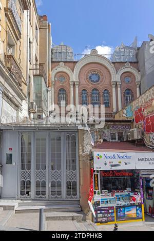 Istanbul, Türkei - 19. Oktober 2023: Eintritt in den Tempel der aschkenasischen Juden in der Yuksek Kaldirim Street. Stockfoto