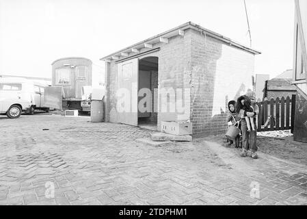 Zandvoort Wohnwagenlager (Übersicht + Waschmöglichkeiten), Wohnwagenlager, Wohnwagenbewohner, 10-11-1977, Whizgle News aus der Vergangenheit, zugeschnitten auf die Zukunft. Erkunden Sie historische Geschichten, das Image der niederländischen Agentur aus einer modernen Perspektive, die die Lücke zwischen den Ereignissen von gestern und den Erkenntnissen von morgen überbrückt. Eine zeitlose Reise, die die Geschichten prägt, die unsere Zukunft prägen Stockfoto