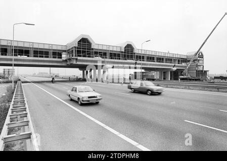 Brückenrestaurant über die Autobahn A4 im Bau (in der Nähe von Schiphol). Es würde unter dem Namen Rick's Restaurant eröffnen. Brücken. Brückenbau. Restaurant., Hoofddorp, Nederland, 29.09.1980, Whizgle News from the Past, maßgeschneidert für die Zukunft. Erkunden Sie historische Geschichten, das Image der niederländischen Agentur aus einer modernen Perspektive, die die Lücke zwischen den Ereignissen von gestern und den Erkenntnissen von morgen überbrückt. Eine zeitlose Reise, die die Geschichten prägt, die unsere Zukunft prägen Stockfoto