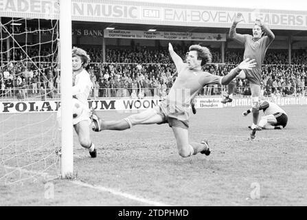 Fußballspiel Haarlem-Ajax, 16.04.1979, Whizgle News from the Past, maßgeschneidert für die Zukunft. Erkunden Sie historische Geschichten, das Image der niederländischen Agentur aus einer modernen Perspektive, die die Lücke zwischen den Ereignissen von gestern und den Erkenntnissen von morgen überbrückt. Eine zeitlose Reise, die die Geschichten prägt, die unsere Zukunft prägen Stockfoto