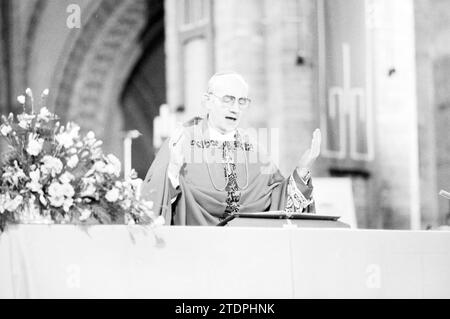 Bischof Bomers und Weihbischof Lescrauwaert, RK Bavo, Haarlem, Weihe, römisch-katholische Kirche, Haarlem, Niederlande, 14-01-1984, Whizgle News from the Past, maßgeschneidert für die Zukunft. Erkunden Sie historische Geschichten, das Image der niederländischen Agentur aus einer modernen Perspektive, die die Lücke zwischen den Ereignissen von gestern und den Erkenntnissen von morgen überbrückt. Eine zeitlose Reise, die die Geschichten prägt, die unsere Zukunft prägen Stockfoto
