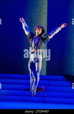 Ivan Vasiliev (Romeo) in ROMEO UND JULIA nach Shakespeare präsentiert von Peter Schaufuss Ballet im London Coliseum, London WC2 12/07/2011 English National Ballet Orchestra Originalchoreographie: Frederick Ashton nachgebildet von Peter Schaufuss Stockfoto