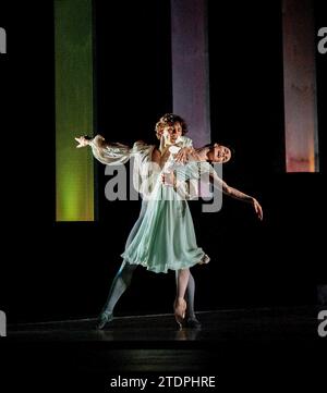 Ivan Vasiliev (Romeo), Natalia Osipova (Julia) in ROMEO UND JULIA nach Shakespeare präsentiert von Peter Schaufuss Ballet im London Coliseum, London WC2 12/07/2011 English National Ballet Orchestra Originalchoreographie: Frederick Ashton nachgebildet von Peter Schaufuss Stockfoto