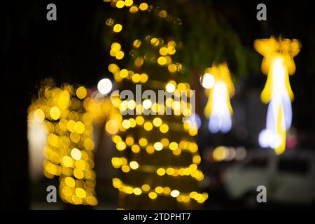 Dekoration mit verschwommenen weihnachtslichtern. Unscharfe weihnachtsbeleuchtung sorgt für einen Bokeh-Effekt Stockfoto