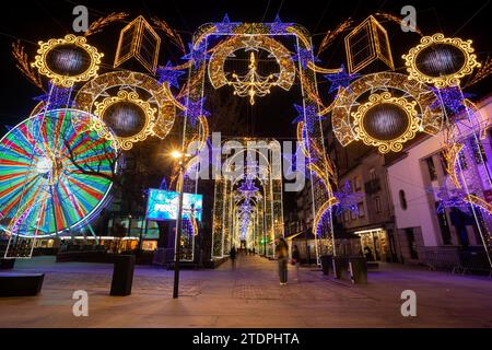 Famalicao, Portugal - 18. Dezember 2023: Weihnachtsbeleuchtung und ein großes Rad im Stadtzentrum von Famalicao. Weihnachtsbeleuchtung Stockfoto