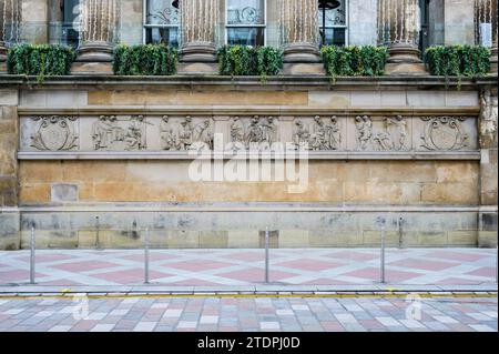 Sandsteinschnitzereien auf dem ehemaligen Sheriff Court Building, Merchant City, Wilson Street, Glasgow, Schottland, Großbritannien, Europa Stockfoto