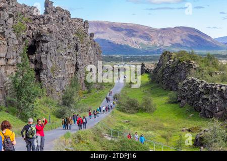 Thingvellir, Island: 27. Juli 2023: Almannagja, Grabenbruch zwischen der Eurasischen und der Nordamerikanischen Platte, Island, Thingvellir Nationalpark Stockfoto