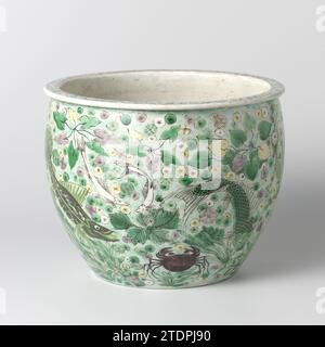 Blumentopf mit Fisch und Pflanzen verziert, anonym, ca. 1675 - ca. 1699 eiförmige Fischschale aus Porzellan mit flachem Rand, auf dem Keks in grün, gelb, Auberginen und schwarz bemalt. An der Wand eine Garnele, Krabben und verschiedene Fische zwischen Muscheln und Wasserpflanzen. Der Rand mit prunus blüht vor einem Hintergrund von „Crackled Ice“. Die Unterseite ist unglasiert. E-Mail sur Biscuit. Porzellan. Glasur. Malerei / Vitrifikation Ei-förmige Fischschale aus Porzellan mit flachem Rand, bemalt auf dem Keks in grün, gelb, Aubergine und schwarz. An der Wand eine Garnele, Krabben und verschiedene Fische zwischen Muscheln Stockfoto