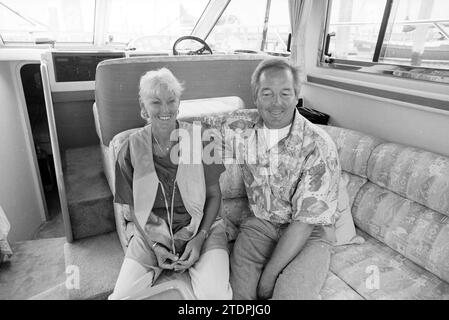 Moored', IJm Marina., IJmuiden, Niederlande, 10-08-1994, Whizgle News aus der Vergangenheit, zugeschnitten auf die Zukunft. Erkunden Sie historische Geschichten, das Image der niederländischen Agentur aus einer modernen Perspektive, die die Lücke zwischen den Ereignissen von gestern und den Erkenntnissen von morgen überbrückt. Eine zeitlose Reise, die die Geschichten prägt, die unsere Zukunft prägen Stockfoto