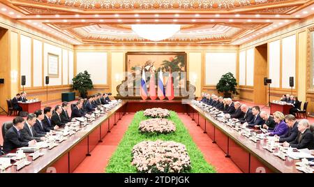 Peking, China. Dezember 2023. Der chinesische Ministerpräsident Li Qiang und der Premierminister der Russischen Föderation Michail Mishustin leiten gemeinsam das 28. Ordentliche Treffen zwischen chinesischen und russischen Regierungschefs in der Großen Halle des Volkes in Peking, der Hauptstadt Chinas, am 19. Dezember 2023. Auch der chinesische Vize-Premier Ding Xuexiang nahm an der Sitzung Teil. Quelle: Pang Xinglei/Xinhua/Alamy Live News Stockfoto