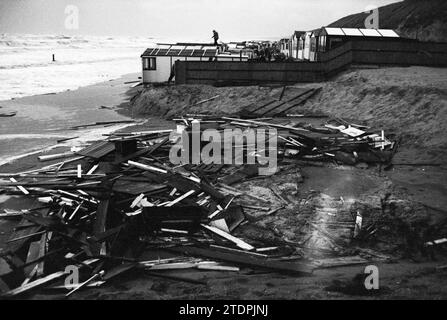 Zerstörung durch Sturm auf Zandvoort - Bloemendaal Strand, Strandhäuser und Strandbars zerstört und Gefahr, ins Meer gespült zu werden, 20-04-1980, Whizgle News aus der Vergangenheit, für die Zukunft zugeschnitten. Erkunden Sie historische Geschichten, das Image der niederländischen Agentur aus einer modernen Perspektive, die die Lücke zwischen den Ereignissen von gestern und den Erkenntnissen von morgen überbrückt. Eine zeitlose Reise, die die Geschichten prägt, die unsere Zukunft prägen Stockfoto