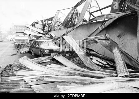 Feuer + Ruinen der Lampenfabrik Cruquius, Feuer, Feuerwehr, Cruquius, 10-02-1981, Whizgle News aus der Vergangenheit, zugeschnitten auf die Zukunft. Erkunden Sie historische Geschichten, das Image der niederländischen Agentur aus einer modernen Perspektive, die die Lücke zwischen den Ereignissen von gestern und den Erkenntnissen von morgen überbrückt. Eine zeitlose Reise, die die Geschichten prägt, die unsere Zukunft prägen Stockfoto