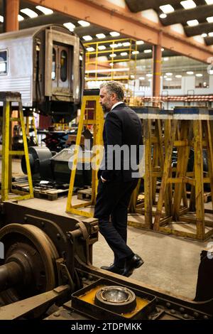 Porto, Portugal. Dezember 2023. Der Generalsekretär der Sozialistischen Partei, Pedro Nuno Santos, wurde während seines Besuchs in der Fabrik der CP (Comboios de Portugal) gesehen. Der neu gewählte Generalsekretär der Sozialistischen Partei (PS) Pedro Nuno Santos, der António Costa in der Parteiführung ablöst, wählte die KP-Fabriken (Züge aus Portugal) von Guifões in Matosinhos für seinen ersten offiziellen Besuch. Seit 2012 geschlossen, wurden diese Fabriken 2020 während seiner Amtszeit als Infrastrukturminister wieder eröffnet. Quelle: SOPA Images Limited/Alamy Live News Stockfoto