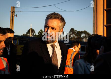 Porto, Portugal. Dezember 2023. Der Generalsekretär der Sozialistischen Partei, Pedro Nuno Santos, wurde während seines Besuchs in der Fabrik der CP (Comboios de Portugal) gesehen. Der neu gewählte Generalsekretär der Sozialistischen Partei (PS) Pedro Nuno Santos, der António Costa in der Parteiführung ablöst, wählte die KP-Fabriken (Züge aus Portugal) von Guifões in Matosinhos für seinen ersten offiziellen Besuch. Seit 2012 geschlossen, wurden diese Fabriken 2020 während seiner Amtszeit als Infrastrukturminister wieder eröffnet. Quelle: SOPA Images Limited/Alamy Live News Stockfoto