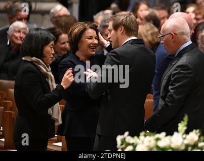 Washington, Usa. Dezember 2023. Die US-Handelsbeauftragte Katherine Tai (L) und Senatorin Amy Klobuchar, D-MN, (2. L) kommen am 19. Dezember 2023 zur Gedenkfeier für die ehemalige Richterin des Obersten Gerichtshofs Sandra Day O’Connor in der National Cathedral in Washington, DC, an. O’Connor, die als erste Frau auf dem Hof diente, starb am 1. Dezember im Alter von 93 Jahren. Pool Foto von Jim Watson/UPI Credit: UPI/Alamy Live News Stockfoto