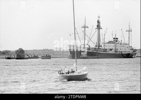 Entladung vom Schiff in Kruithaven + Kanonen an Bord von Kruithaven, Schiffe, 18-07-1974, Whizgle News from the Past, maßgeschneidert für die Zukunft. Erkunden Sie historische Geschichten, das Image der niederländischen Agentur aus einer modernen Perspektive, die die Lücke zwischen den Ereignissen von gestern und den Erkenntnissen von morgen überbrückt. Eine zeitlose Reise, die die Geschichten prägt, die unsere Zukunft prägen Stockfoto