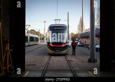 Porto, Portugal. Dezember 2023. Blick auf eine der neuen Metro von Porto in den CP-Fabriken (Züge aus Portugal). Der neu gewählte Generalsekretär der Sozialistischen Partei (PS) Pedro Nuno Santos, der António Costa in der Parteiführung ablöst, wählte die KP-Fabriken (Züge aus Portugal) von Guifões in Matosinhos für seinen ersten offiziellen Besuch. Seit 2012 geschlossen, wurden diese Fabriken 2020 während seiner Amtszeit als Infrastrukturminister wieder eröffnet. (Foto: Telmo Pinto/SOPA Images/SIPA USA) Credit: SIPA USA/Alamy Live News Stockfoto