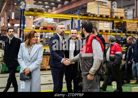 Porto, Portugal. Dezember 2023. Der Generalsekretär der Sozialistischen Partei Pedro Nuno Santos begrüßt einen Fabrikangestellten während seines Besuchs. Der neu gewählte Generalsekretär der Sozialistischen Partei (PS) Pedro Nuno Santos, der António Costa in der Parteiführung ablöst, wählte die KP-Fabriken (Züge aus Portugal) von Guifões in Matosinhos für seinen ersten offiziellen Besuch. Seit 2012 geschlossen, wurden diese Fabriken 2020 während seiner Amtszeit als Infrastrukturminister wieder eröffnet. (Foto: Telmo Pinto/SOPA Images/SIPA USA) Credit: SIPA USA/Alamy Live News Stockfoto